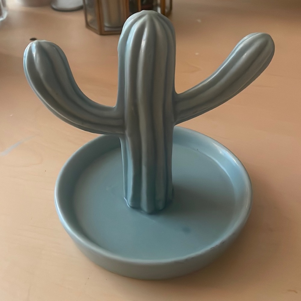 This cactus jewelry holder is in great condition,has hardly been used!